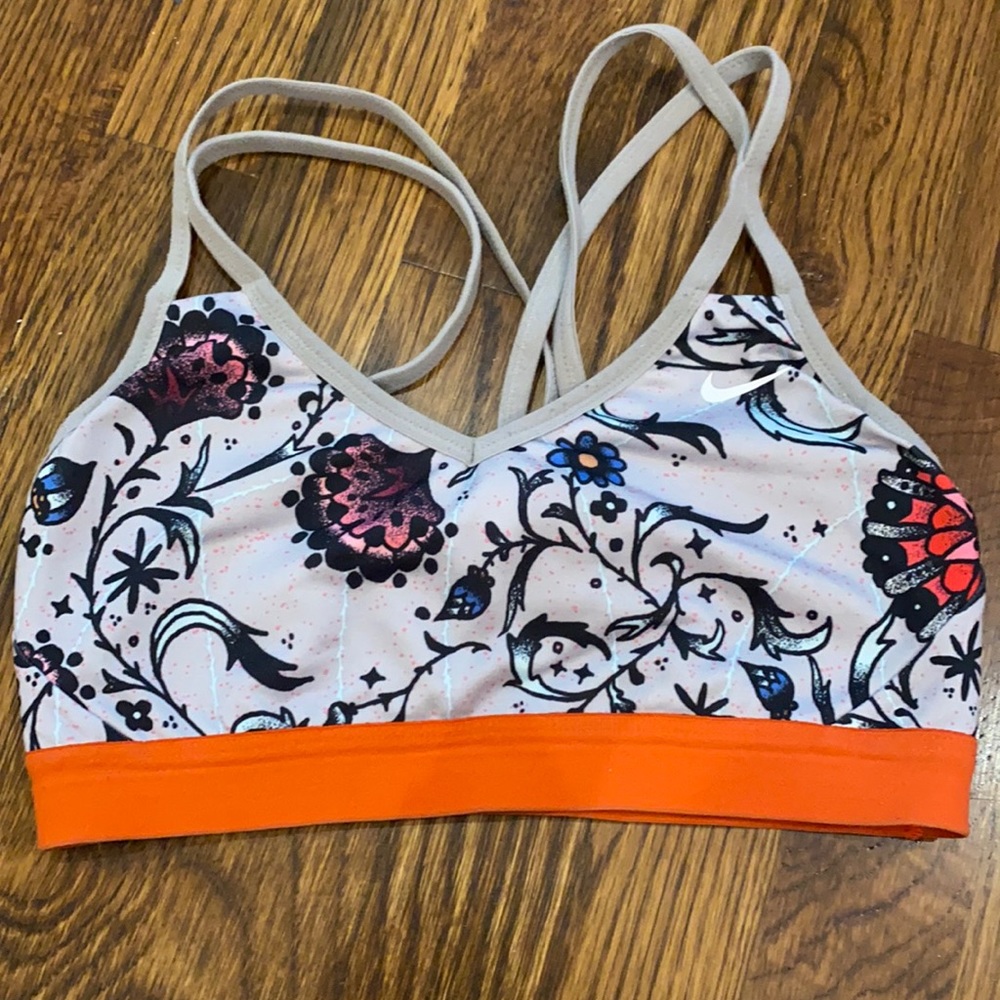 Nike sports bra NWOT pads included